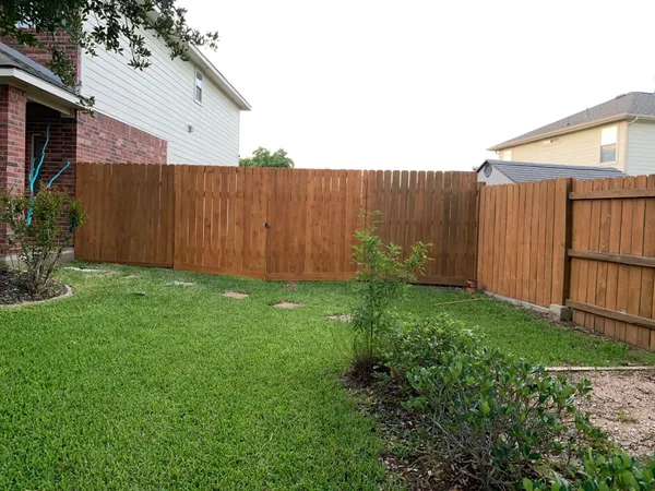 a view of a backyard