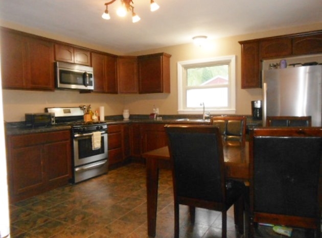 227 Rockingham Avenue Alma, MI 48801 - Photo 6 of 17 1821118-5.JPG