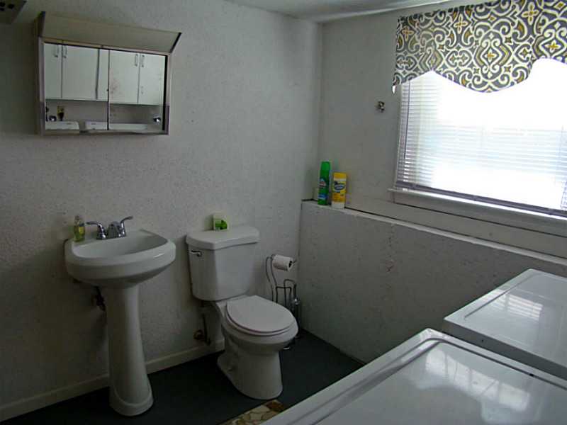 57 Potomac Road Portsmouth, RI 02871 - Photo 22 of 25 Bathroom.