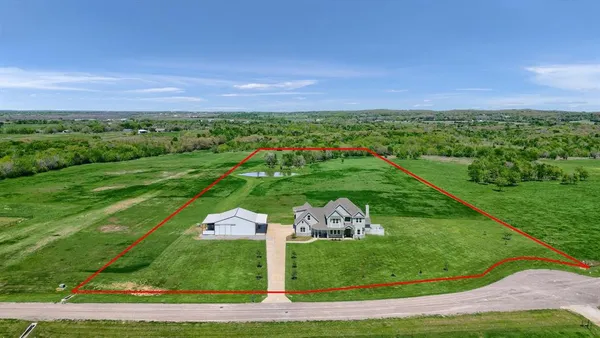 a view of a back yard