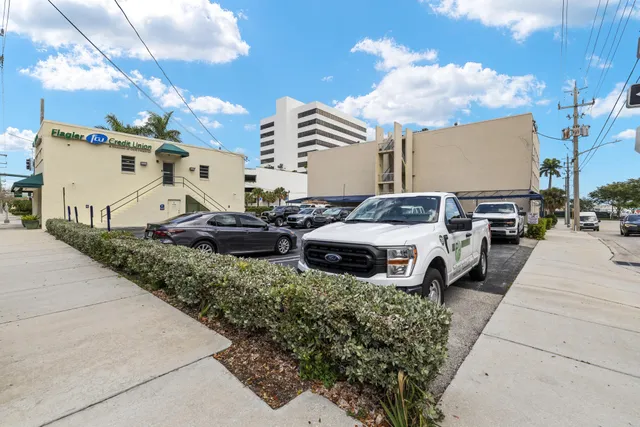 a buildings with cars parked in front of it