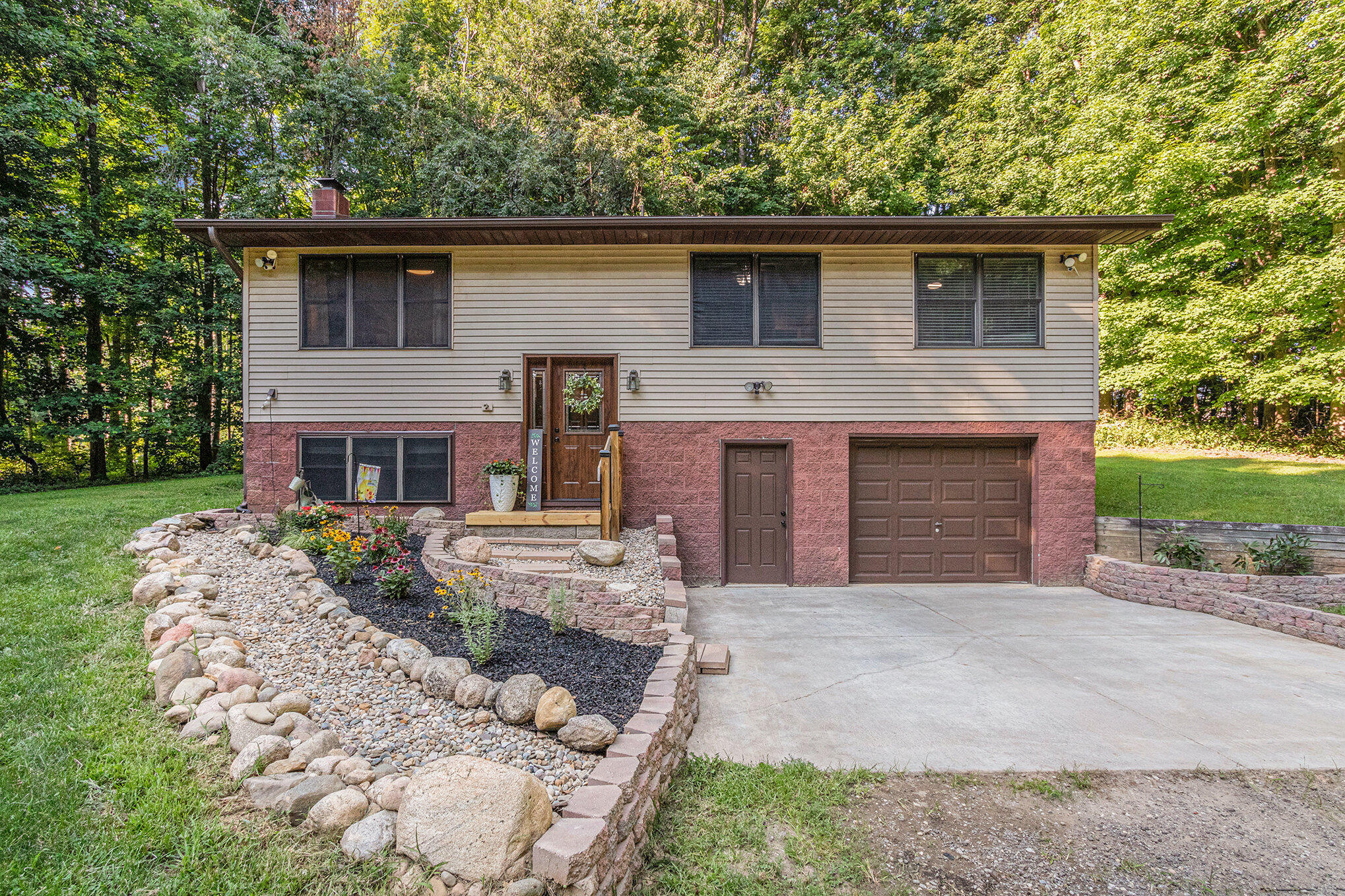 2645 Oak Forest Road Niles, MI 49120 - Photo 1 of 15 Front