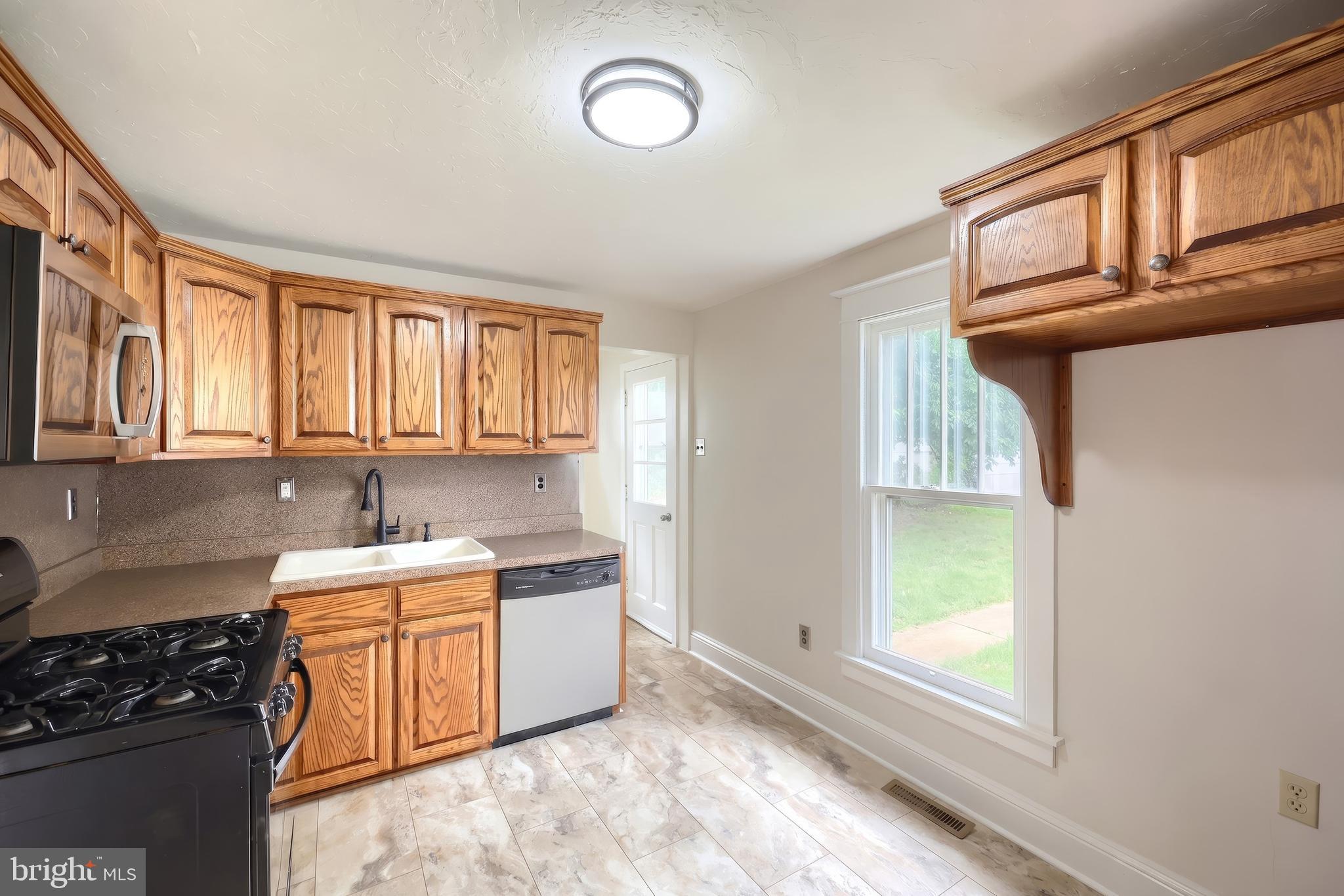 1019 West College Avenue York, PA 17404 - Photo 16 of 31 Dishwasher