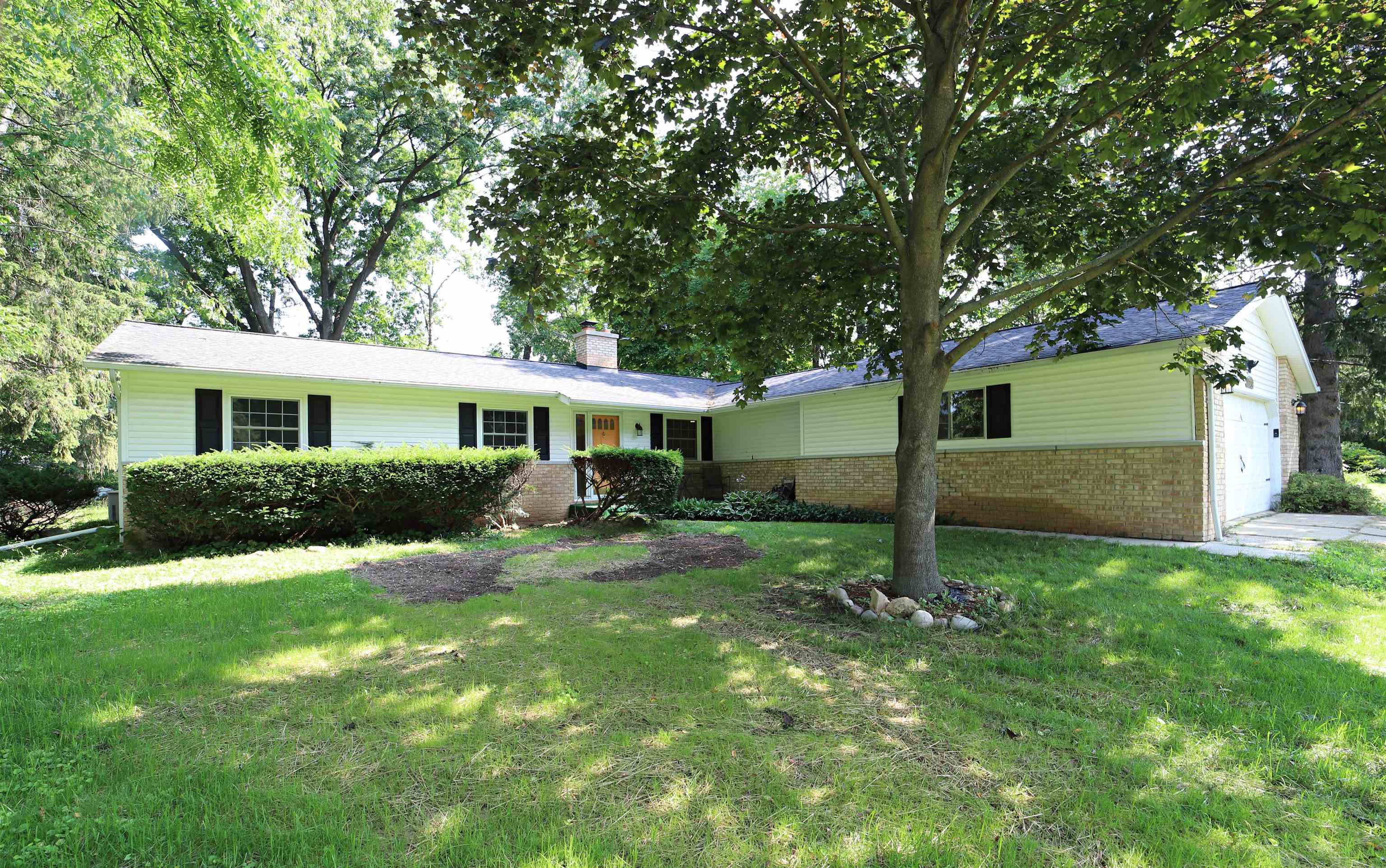 9272 Carpenter Road Flushing, MI 48433 - Photo 1 of 28 50115935.JPG