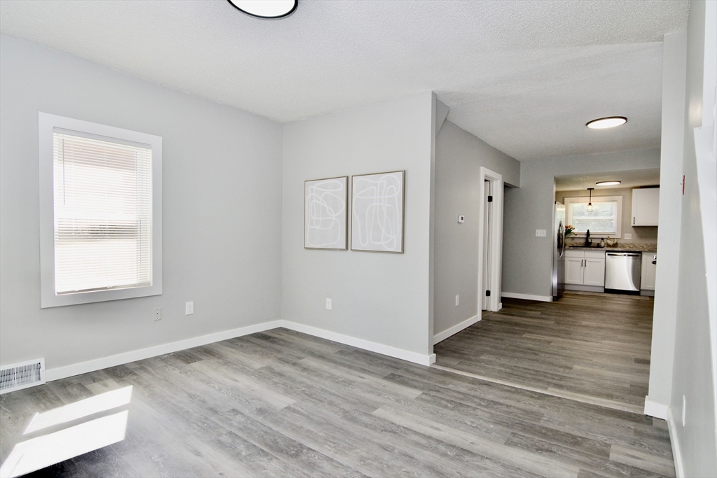 69 Manhattan Street Springfield, MA 01109 - Photo 11 of 36