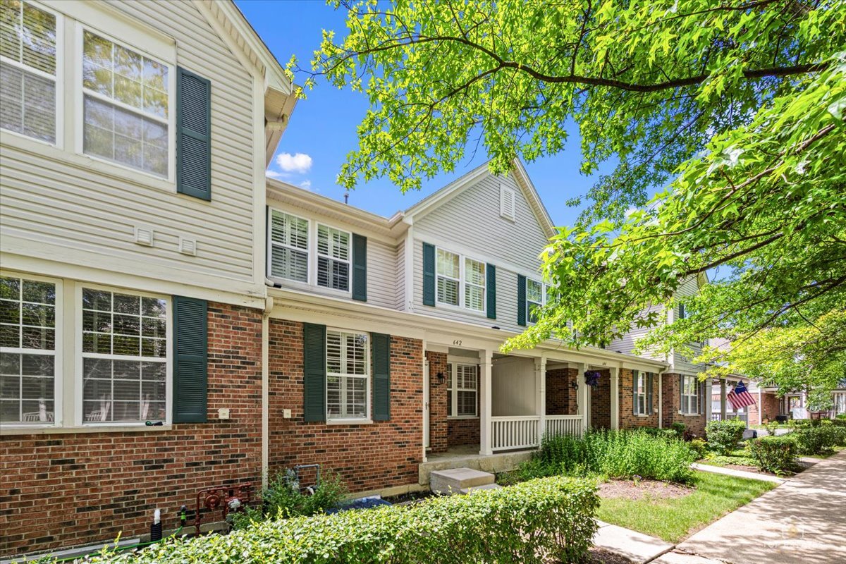 642 West Moreland Avenue Addison, IL 60101 - Photo 2 of 33