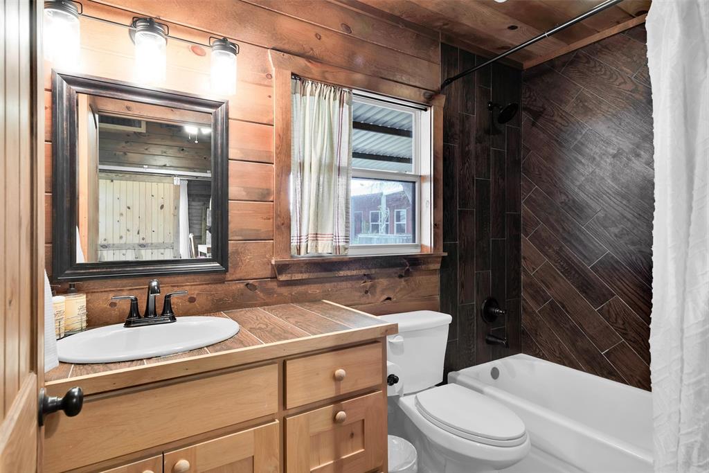8665 Cr-669 Blue Ridge Blue Ridge, TX 75424 - Photo 29 of 40 a bathroom with a sink toilet tub and shower