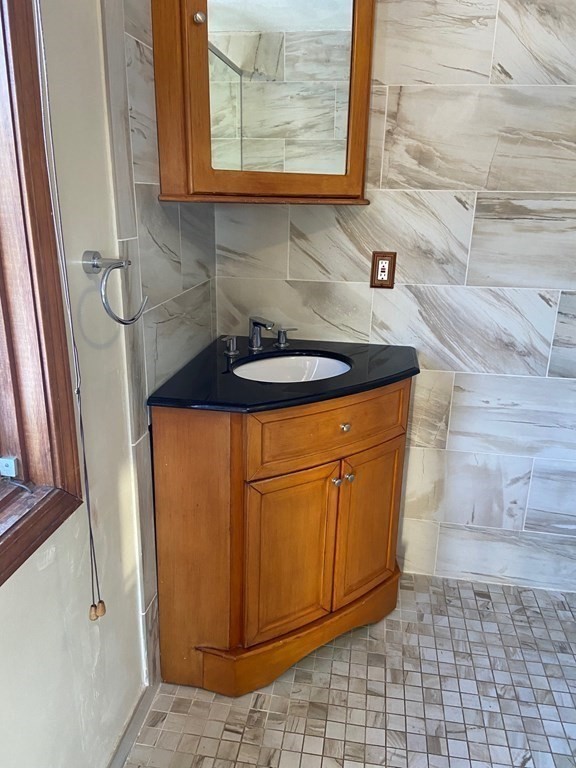 108 Scribner Road Tyngsborough, MA 01879 - Photo 16 of 23