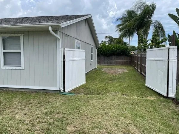 a view of a backyard
