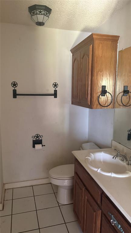 6582 Taylor Road Kaufman, TX 75142 - Photo 38 of 40 a bathroom with a sink a toilet and mirror