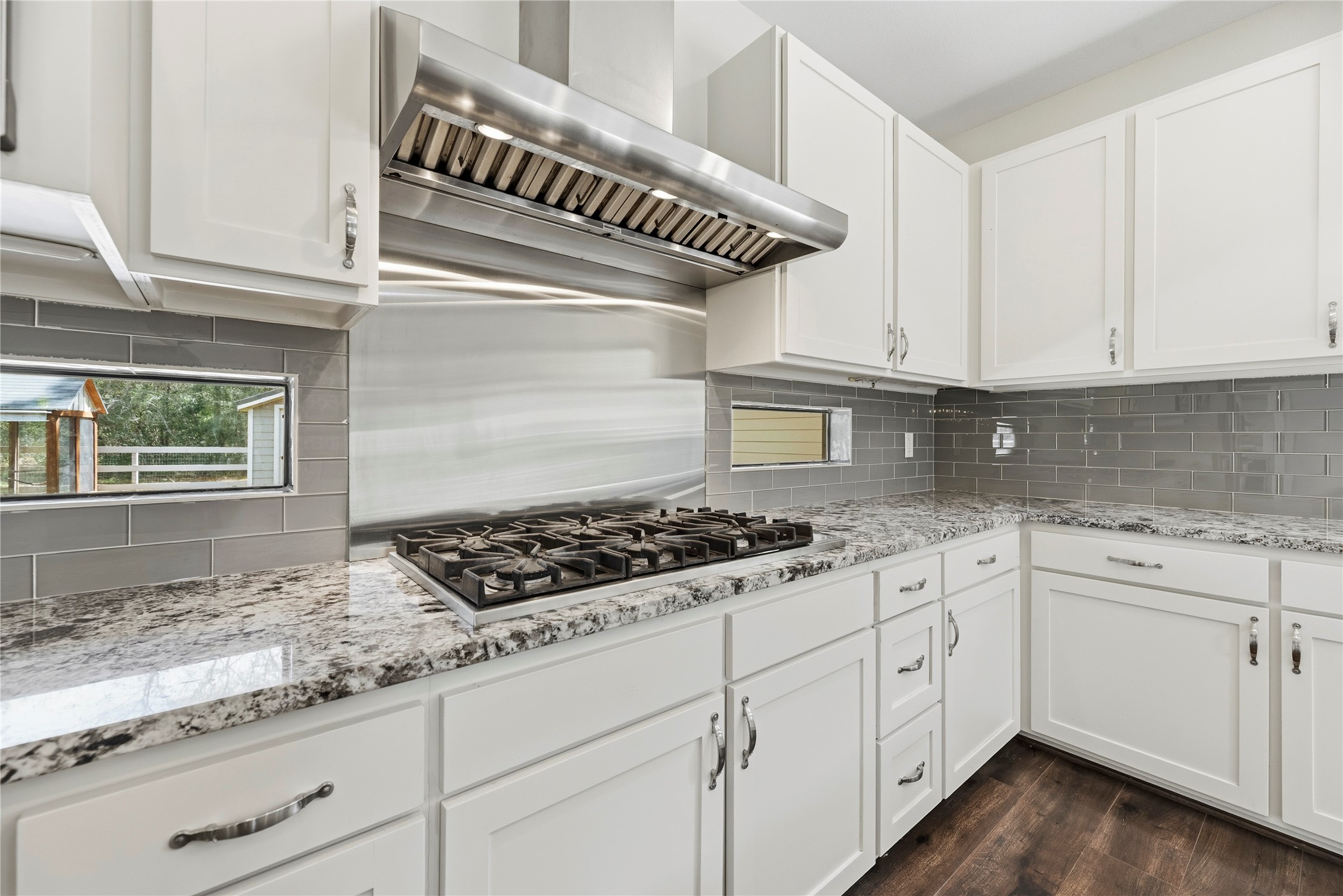 12062 Ike White Road Conroe, TX 77303 - Photo 16 of 37 6-burner gas cooktop.