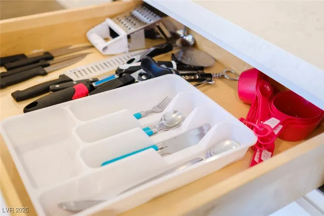 $2,400 | 1725 Duarte Drive, Henderson, NV 89014