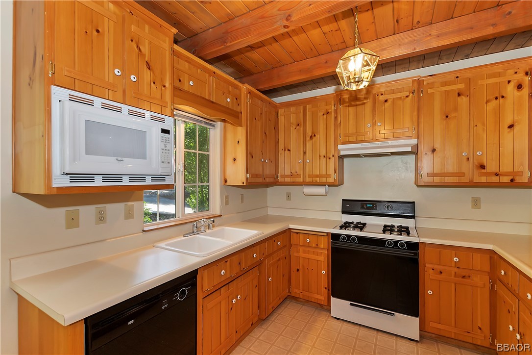 189 Pine Ridge Road Crestline, CA 92325 - Photo 12 of 30 a kitchen with stainless steel appliances granite countertop a sink a stove and a refrigerator