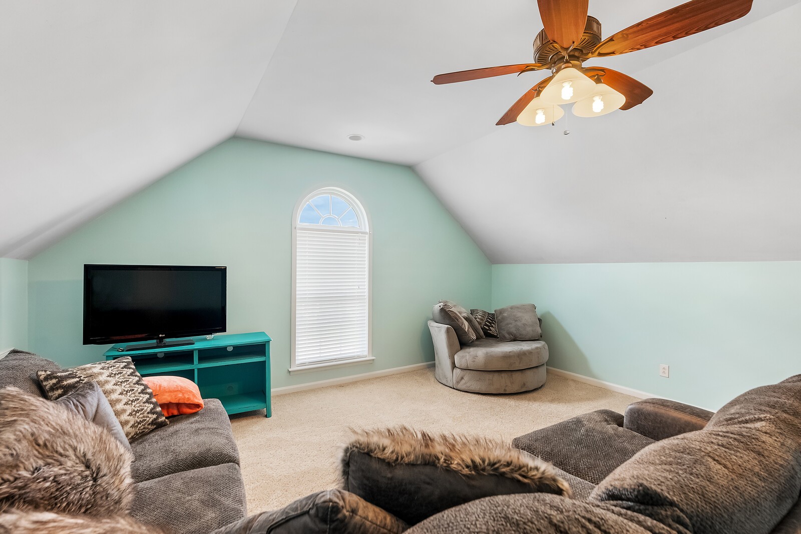 509 Berry Circle Springfield, TN 37172 - Photo 17 of 20 a living room with furniture and a flat screen tv