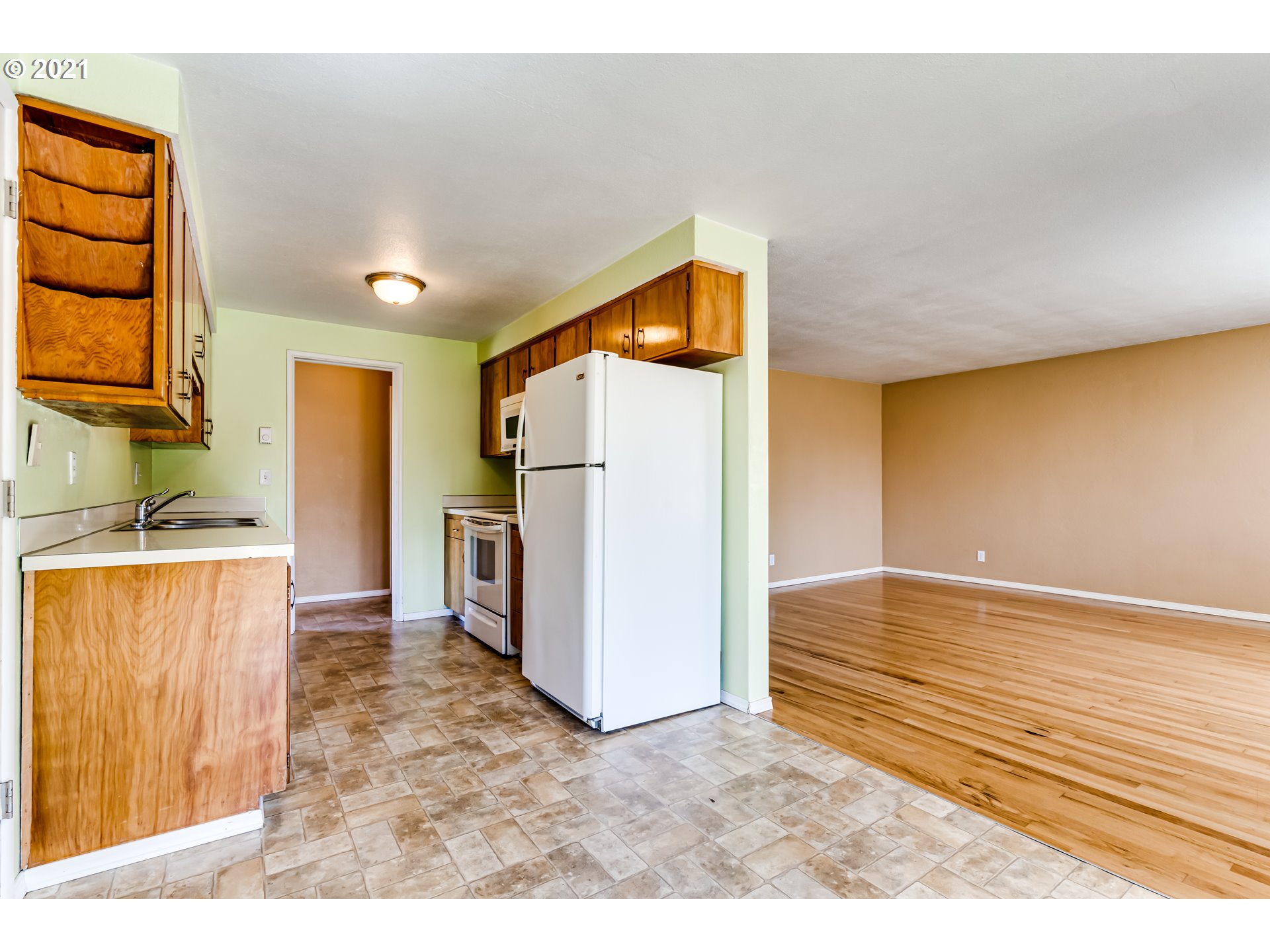 688 South 38th Street Springfield, OR 97478 - Photo 9 of 31