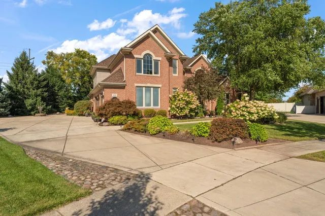 $779,000 | 2131 White Oak Lane, Highland, IN 46322