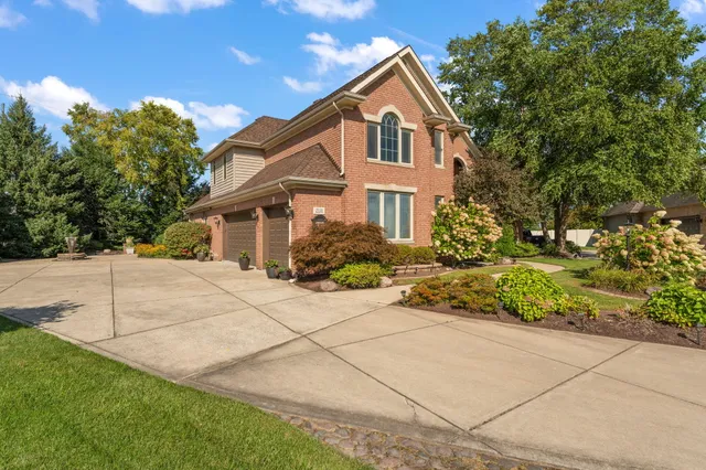 $779,000 | 2131 White Oak Lane, Highland, IN 46322