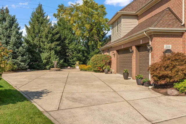 $779,000 | 2131 White Oak Lane, Highland, IN 46322