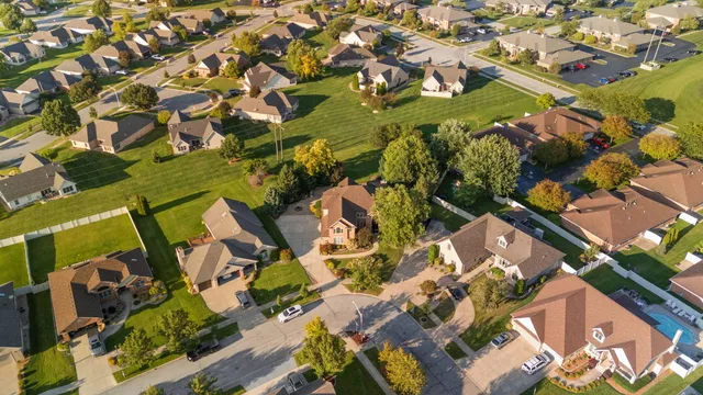 $779,000 | 2131 White Oak Lane, Highland, IN 46322