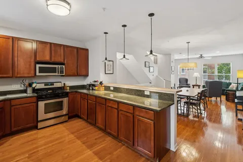 $639,000 | 521 Chicago Avenue, Unit H, Evanston, IL 60202