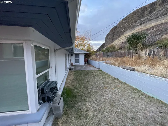 a view of a backyard