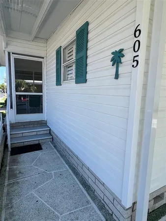 a view of entryway with livingroom