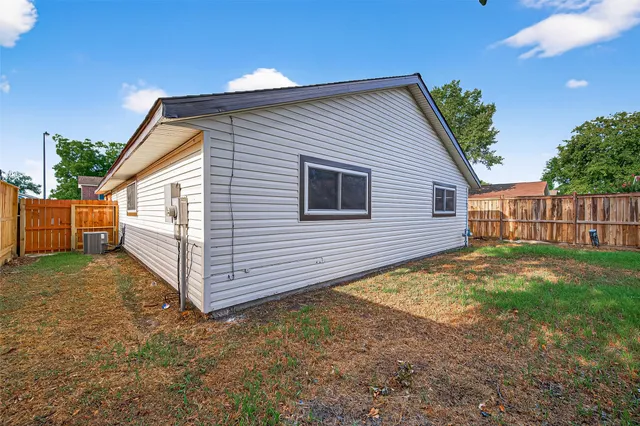 a view of a house with backyard and backyard