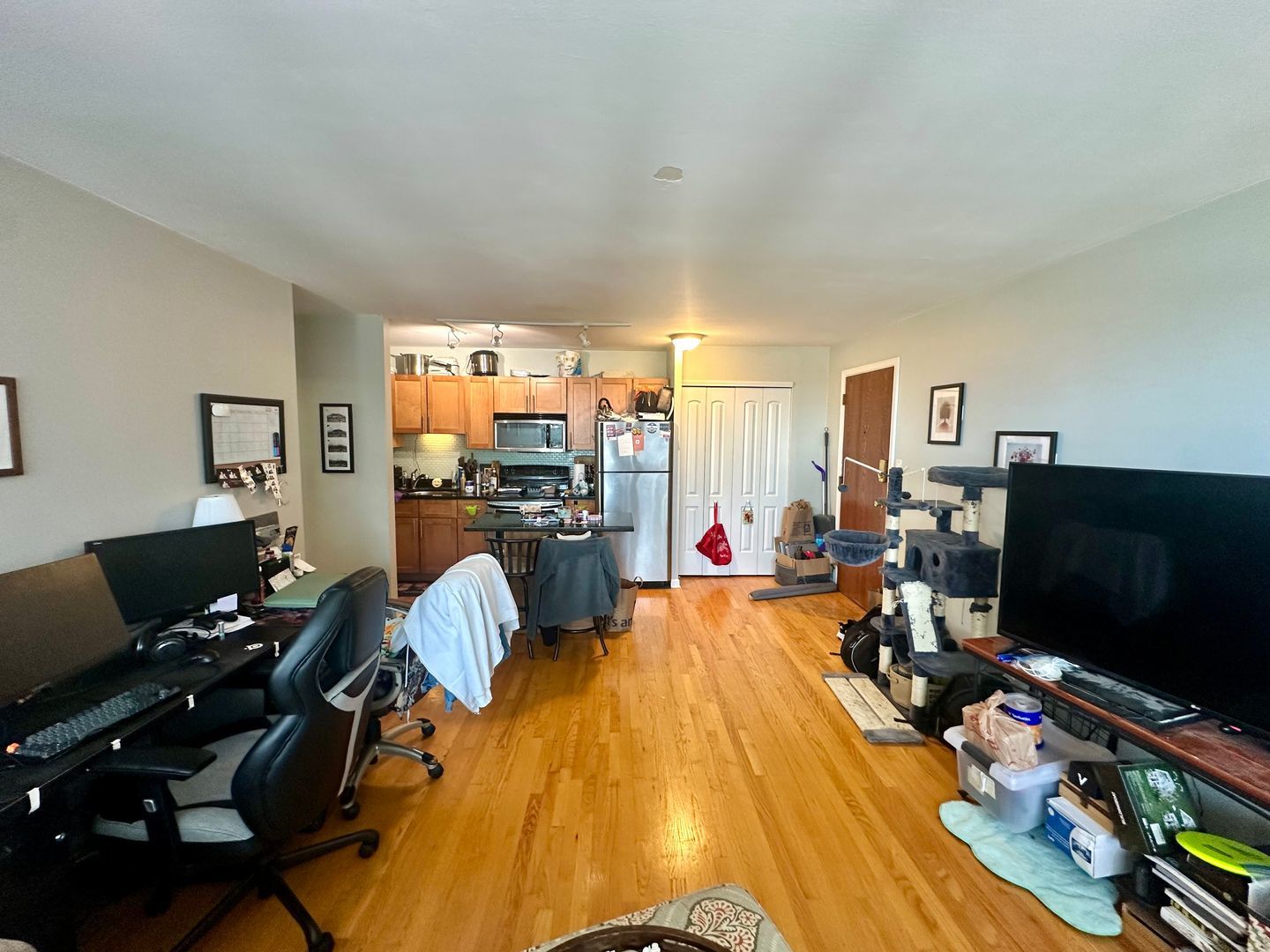 4180 North Marine Drive, Unit 1608 Chicago, IL 60613 - Photo 6 of 11 a room with furniture and a flat screen tv