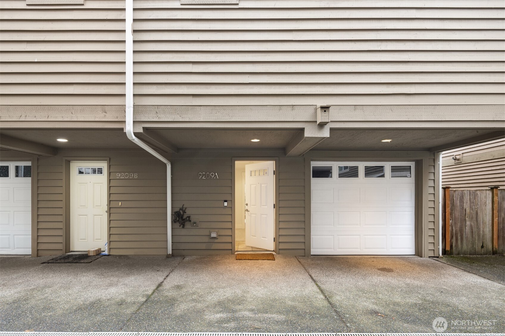 9209 Interlake Avenue North, Unit A Seattle, WA 98103 - Photo 3 of 32