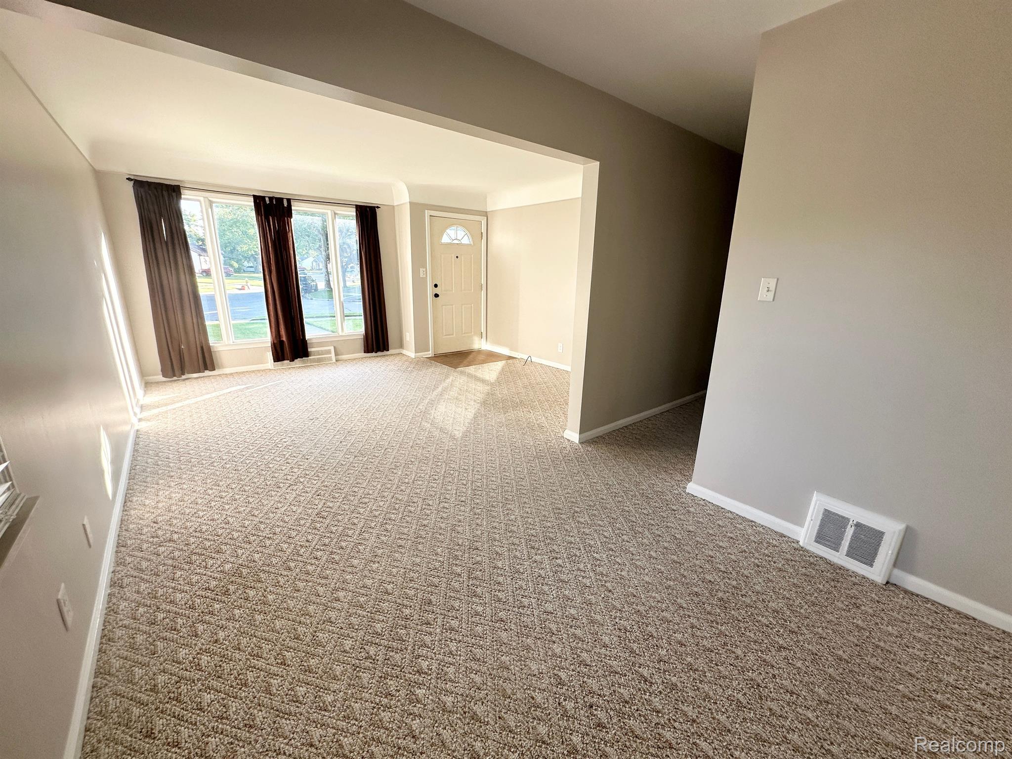1579 Hampton Road Mount Clemens, MI 48043 - Photo 3 of 17 Dining Room/Living Room
View 2