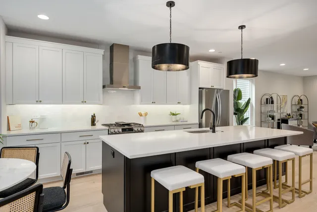 $4,500 | 1631 North Lawndale Avenue, Unit 1N, Chicago, IL 60647