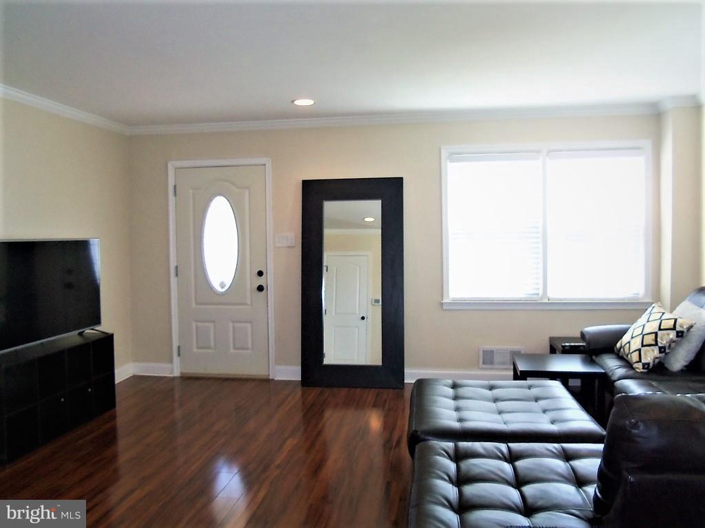 2201 Firethorn Road Baltimore, MD 21220 - Photo 6 of 23 Living Room