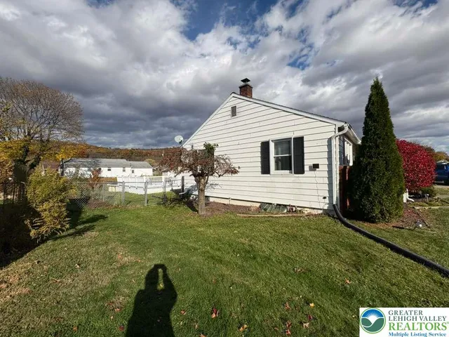 a view of a back yard of the house