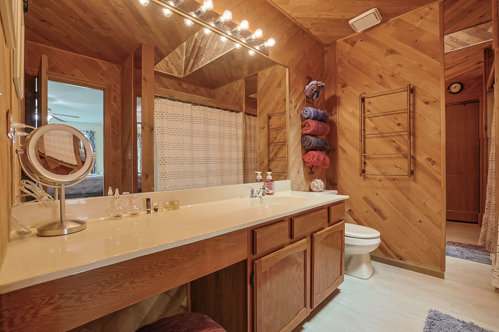 830 Hawk Lane Carol Stream, IL 60188 - Photo 16 of 30 a bathroom with a sink and a mirror