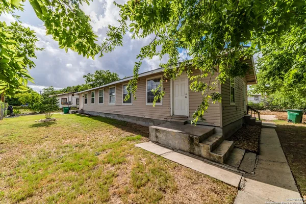 $995 | 508 Bee Street, San Antonio, TX 78208