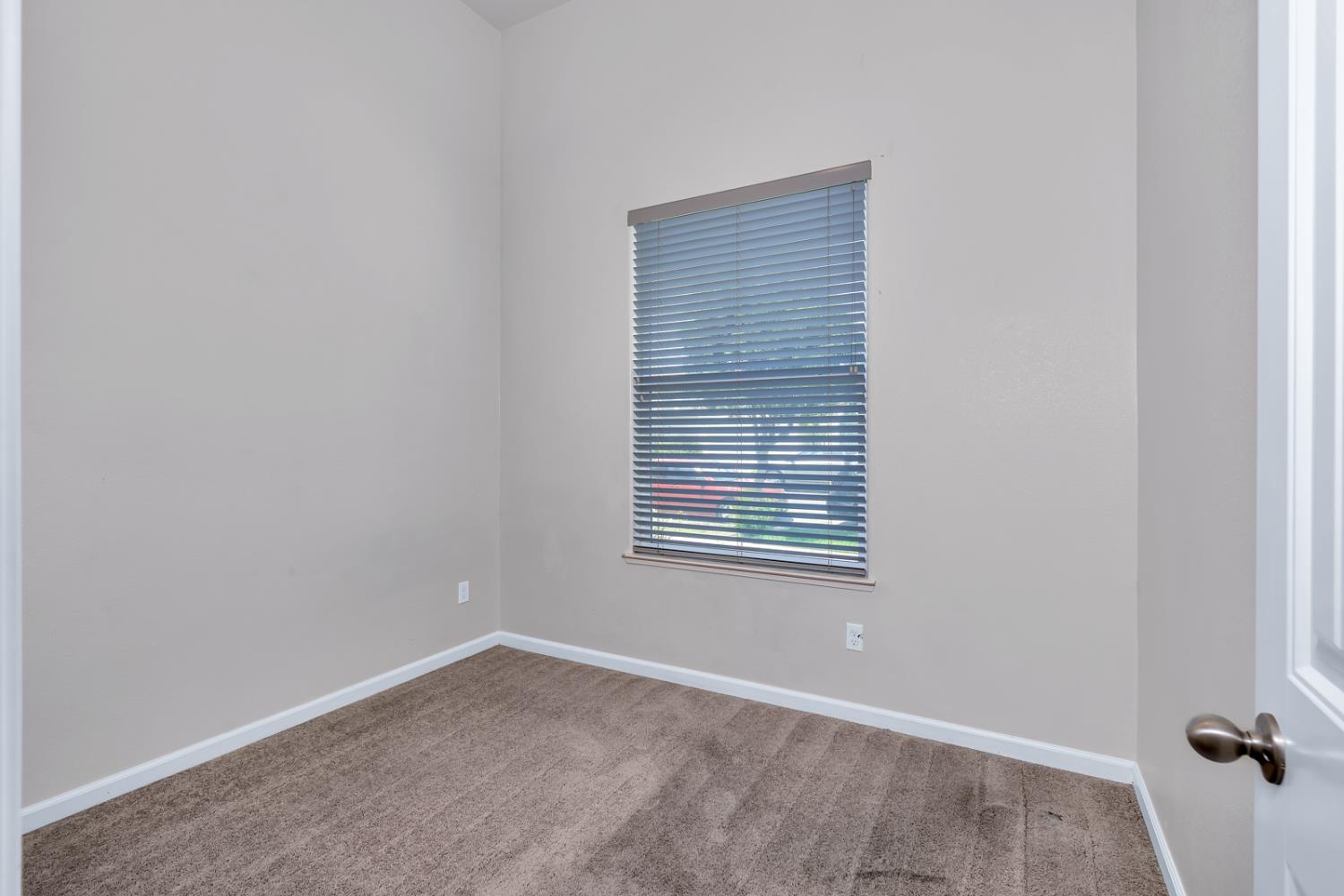 1476 Dynes Street Merced, CA 95348 - Photo 25 of 39 front bedroom