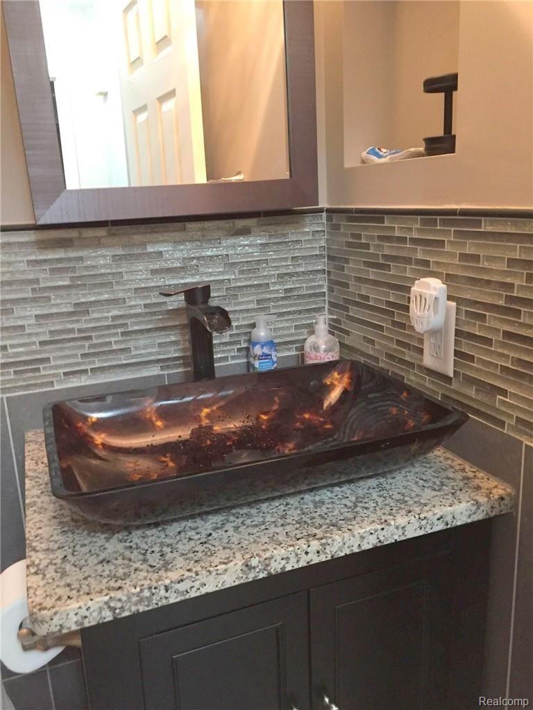 1630 Fielding Drive Rochester, MI 48307 - Photo 16 of 29 17 Bathroom.JPG