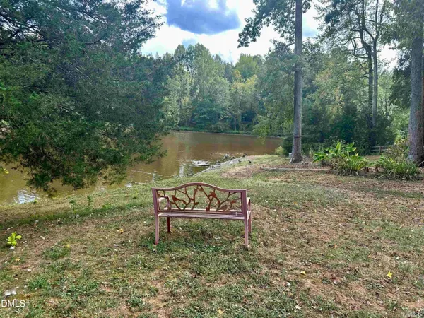 a sign that is sitting in the middle of a yard