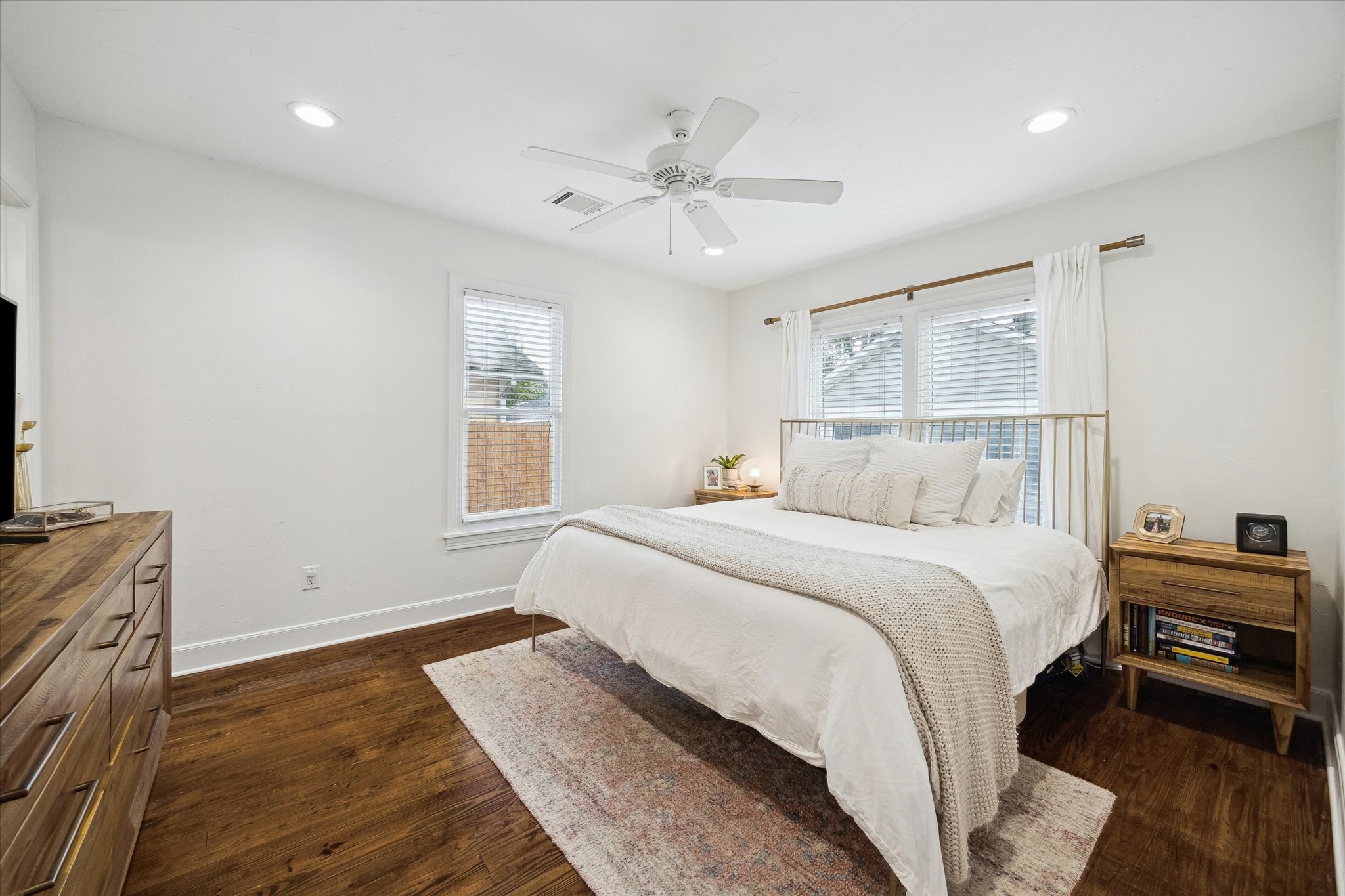 838 East 24th Street Houston, TX 77009 - Photo 14 of 28 a bedroom with a bed and a window