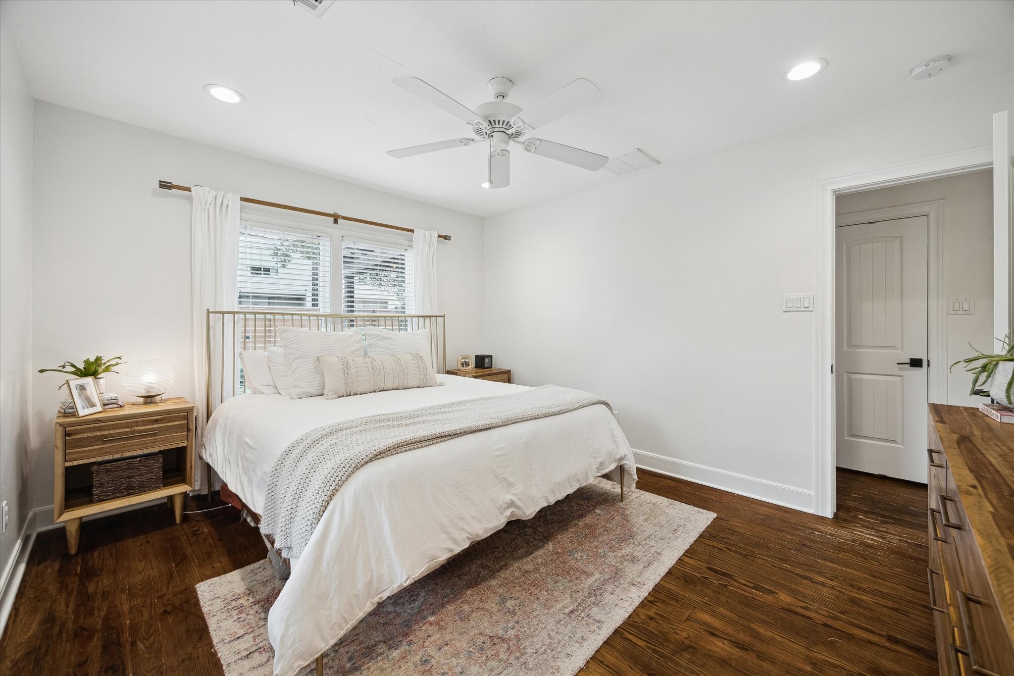 838 East 24th Street Houston, TX 77009 - Photo 15 of 28 a bedroom with a bed and a ceiling fan