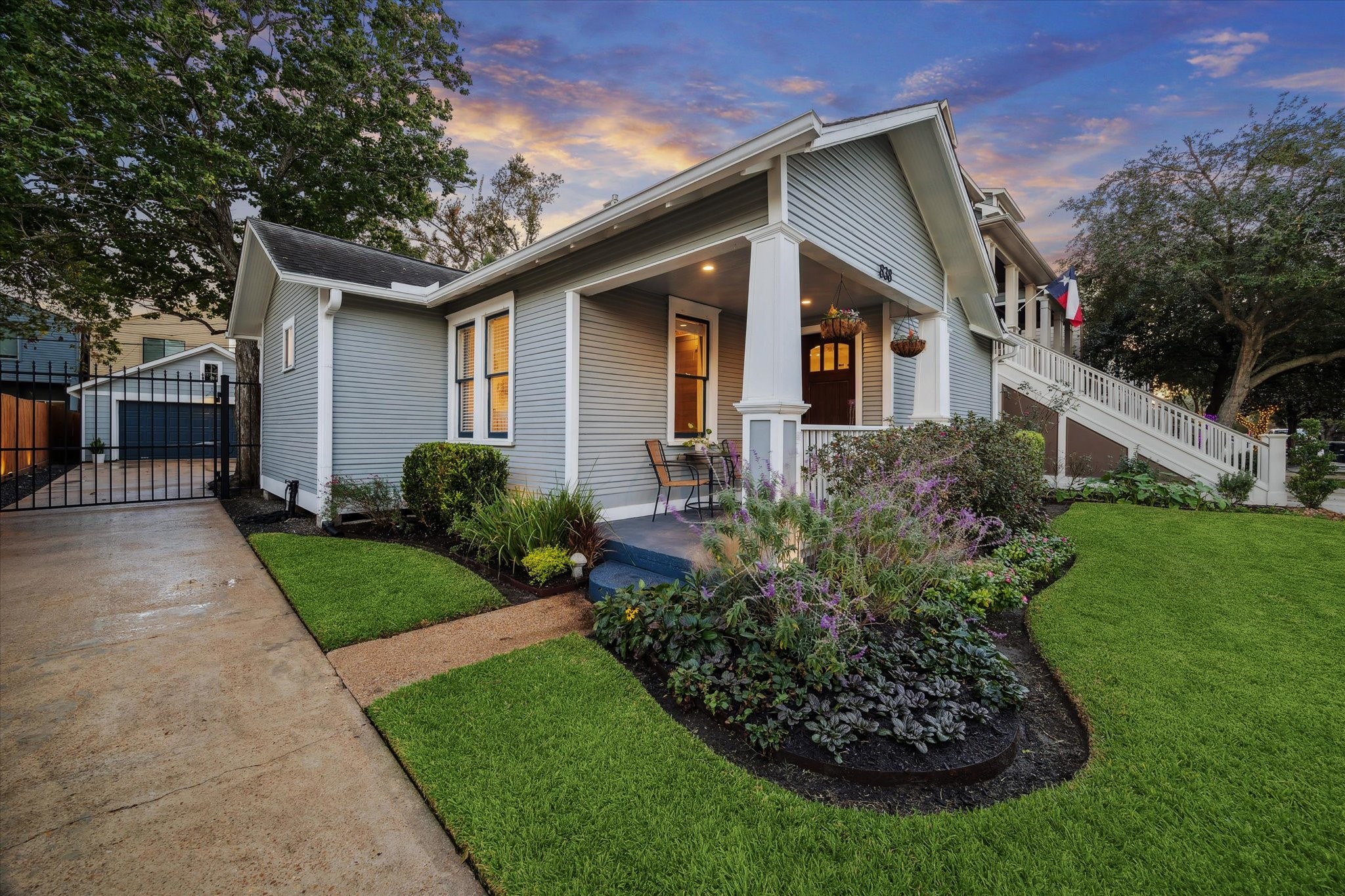 838 East 24th Street Houston, TX 77009 - Photo 2 of 28 a front view of a house with a garden