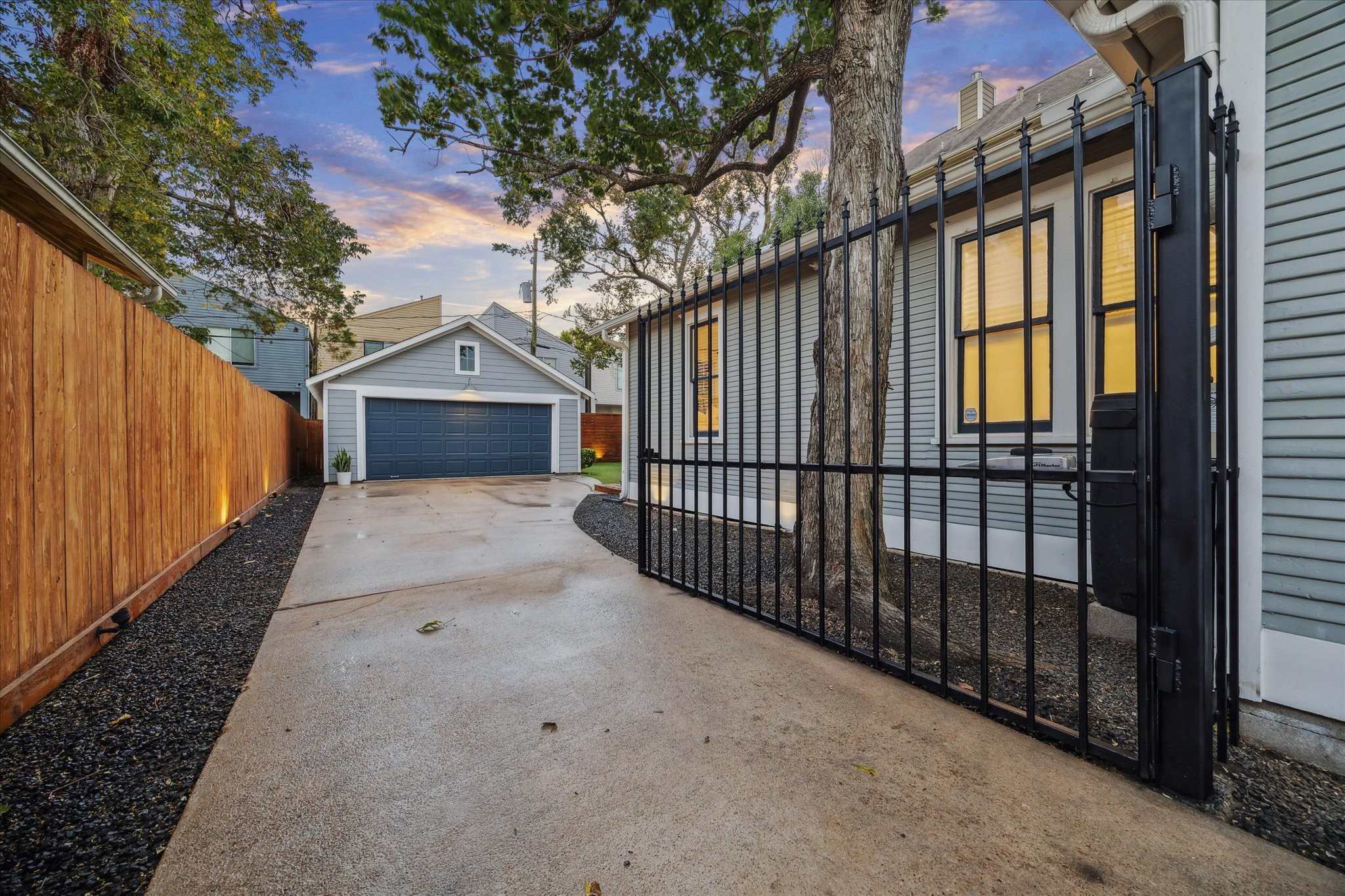 838 East 24th Street Houston, TX 77009 - Photo 21 of 28 a view of a house with a iron gate