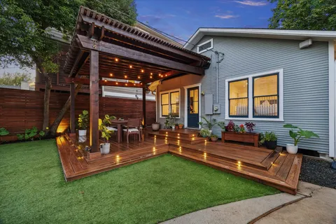 a view of a house with a backyard