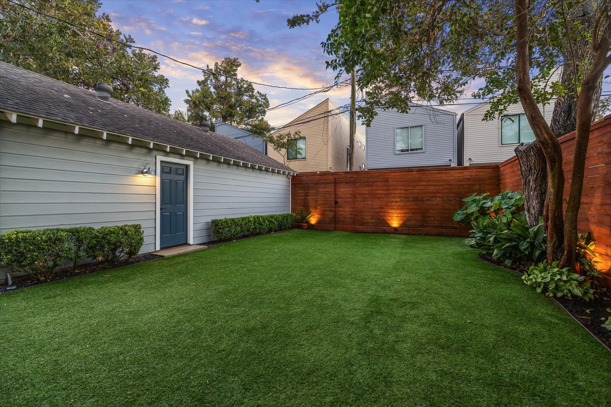 838 East 24th Street Houston, TX 77009 - Photo 24 of 28 a front view of a house with garden