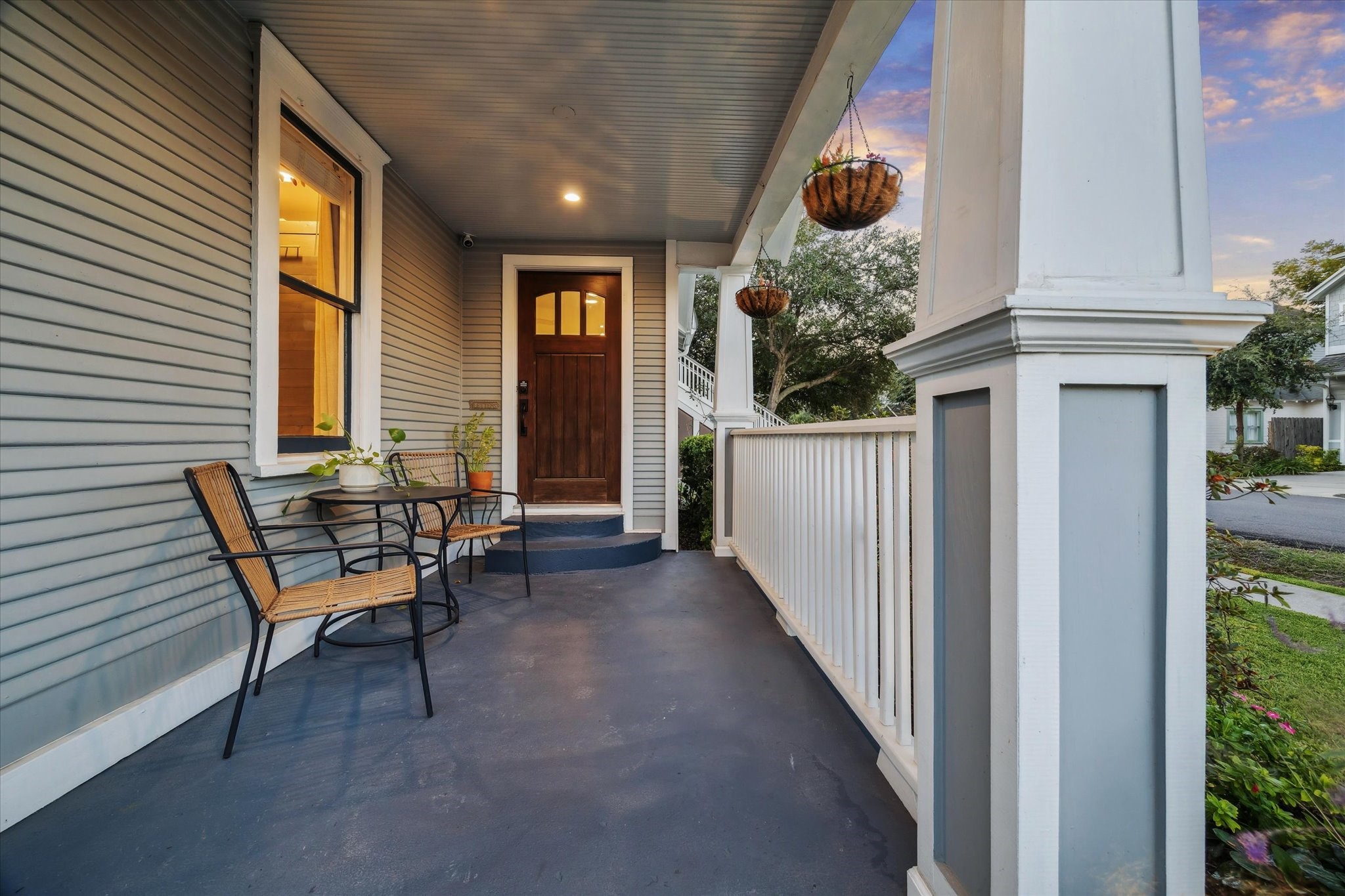 838 East 24th Street Houston, TX 77009 - Photo 3 of 28 a view of a house with backyard and sitting area