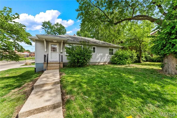 $184,900 | 2812 Laclede Station Road, Maplewood, MO 63143