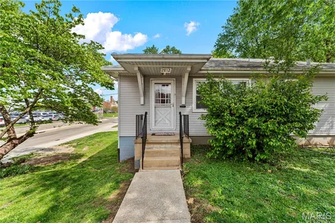 $184,900 | 2812 Laclede Station Road, Maplewood, MO 63143