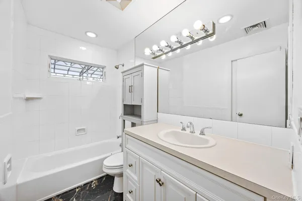 $999,000 | 14 Hilton Court, Hicksville, NY 11801