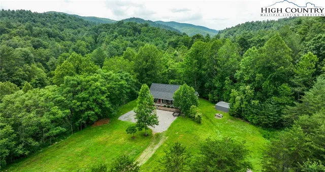 a view of a back yard