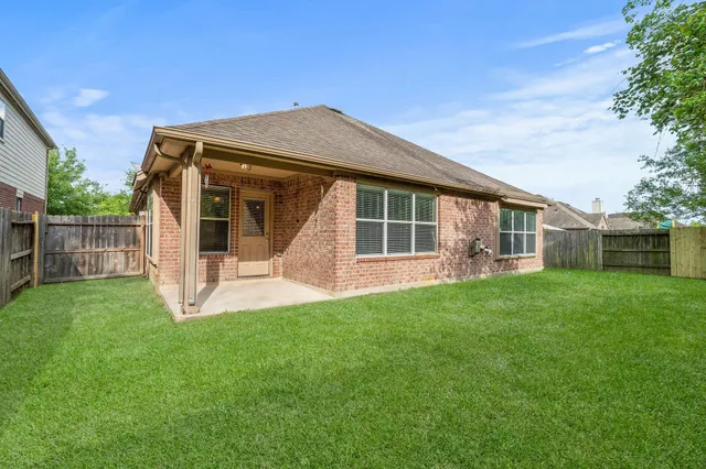 a view of a house with backyard
